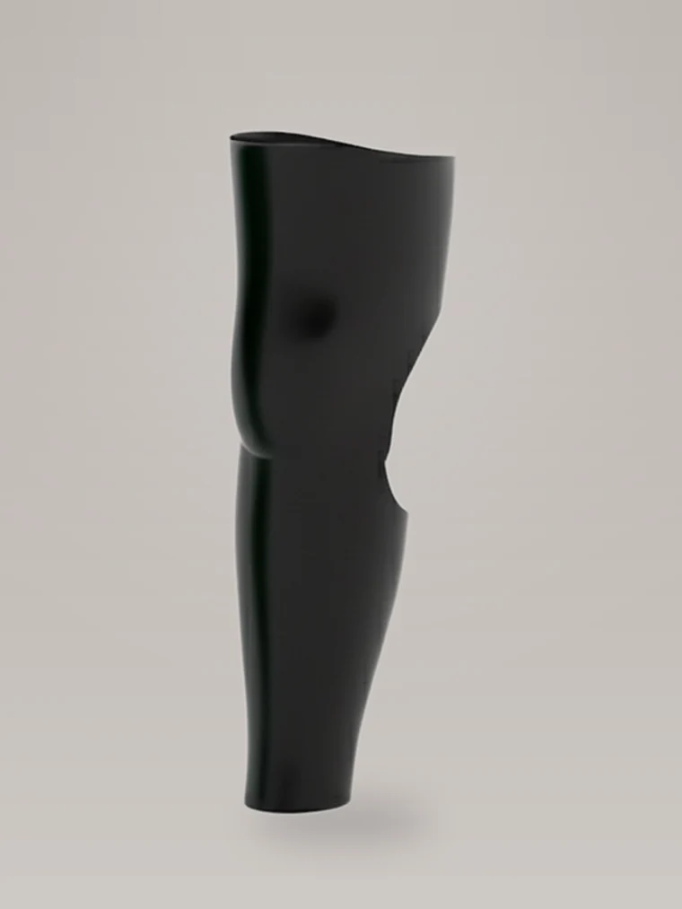 Sistema modular transfemoral de tres piezas con articulación de rodilla, sobre fondo oscuro