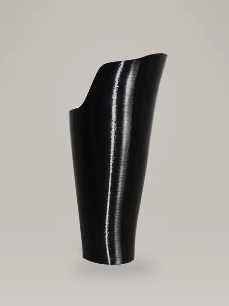 Cover transtibial Wellia en acabado negro liso, impreso en 3D