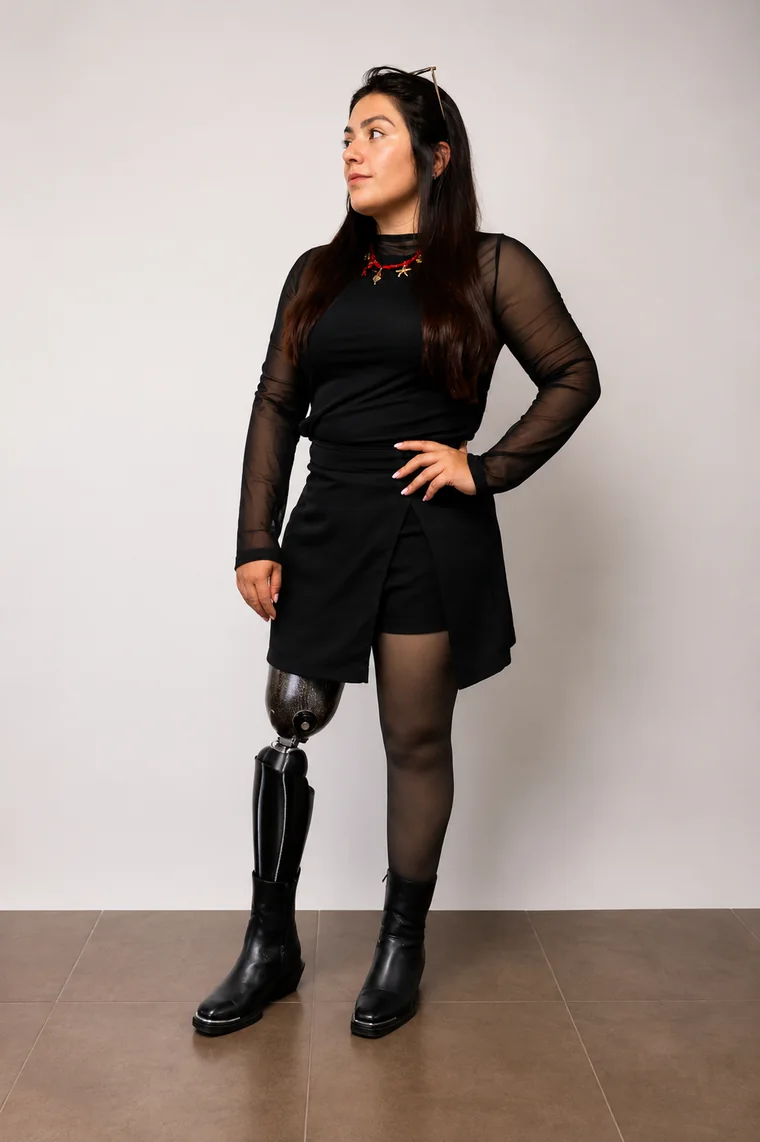 La misma prótesis con un cover Wellia negro que recupera el volumen de la pierna