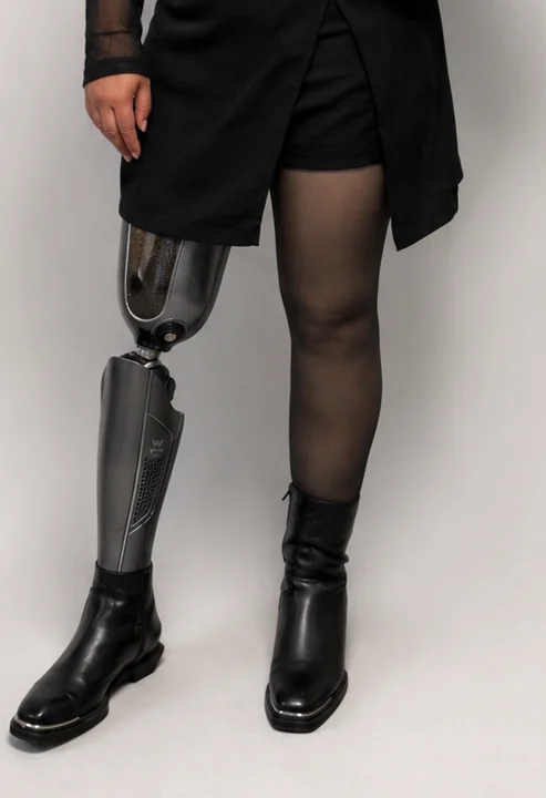 El cover premium puesto sobre una prótesis transtibial, visto en uso
